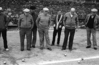Image of sheet 19880021 photo 22: Thomas Thomi Hämmerli und Hansjörg Bolliger und Silvia Luckner Portraits. Sile Luckner schneidet Thomas die Haare. Alle spielen mit kleinen Fischen. Boules spielende Männer. von oben fotografiert. Port Grimaud 
Frankreich France 1988