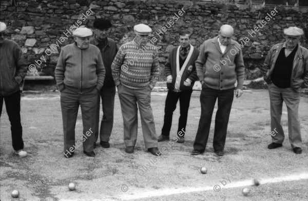 Image of sheet 19880021 photo 22: Thomas Thomi Hämmerli und Hansjörg Bolliger und Silvia Luckner Portraits. Sile Luckner schneidet Thomas die Haare. Alle spielen mit kleinen Fischen. Boules spielende Männer. von oben fotografiert. Port Grimaud 
Frankreich France 1988