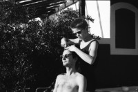 Image of sheet 19880021 photo 4: Thomas Thomi Hämmerli und Hansjörg Bolliger und Silvia Luckner Portraits. Sile Luckner schneidet Thomas die Haare. Alle spielen mit kleinen Fischen. Boules spielende Männer. von oben fotografiert. Port Grimaud 
Frankreich France 1988