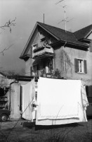 Image of sheet 19880030 photo 15: Mein Plakat im Photoforum hängt draussen und wird betrachtet. Exposition steht am Geländer zur Galerie. Anti komunistisches Plakat in Zürich. Drop In Zürich Hottingen. Wäsche am Hottinger Platz. Hund von Frau in Bus. Percy, mein Vater an Holzgant in Fällandener Fällanden Wald. Mit Bürger von dort. Holzbeige. Die Männer sprechen über Preise und Qualität. 1988 Zürich holz wood