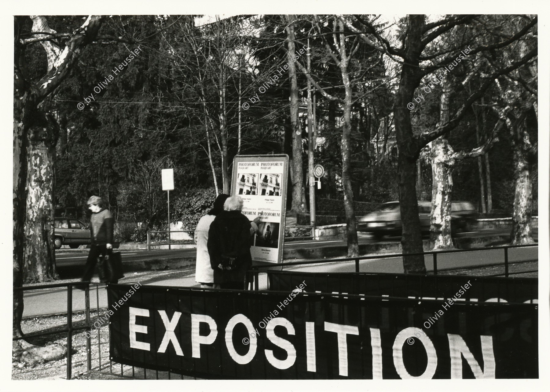 Image of sheet 19880030 photo 2: Mein Plakat im Photoforum hängt und wird betrachtet. Exposition steht am Geländer zur Galerie.   1988  Biel Bienne
Fotoausstellung Ausstellung
Schweiz Suisse