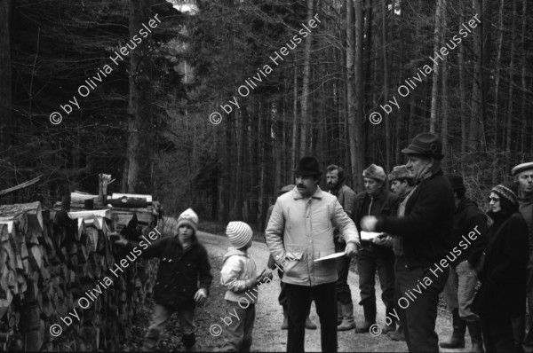 Image of sheet 19880030 photo 22: Mein Plakat im Photoforum hängt und wird betrachtet. Exposition steht am Geländer zur Galerie.   1988  Biel Bienne
Fotoausstellung Ausstellung
Schweiz Suisse