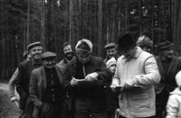 Image of sheet 19880030 photo 26: Mein Plakat im Photoforum hängt und wird betrachtet. Exposition steht am Geländer zur Galerie.   1988  Biel Bienne
Fotoausstellung Ausstellung
Schweiz Suisse