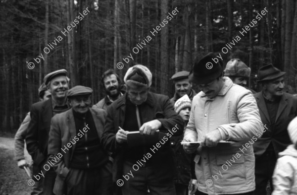 Image of sheet 19880030 photo 26: Mein Plakat im Photoforum hängt und wird betrachtet. Exposition steht am Geländer zur Galerie.   1988  Biel Bienne
Fotoausstellung Ausstellung
Schweiz Suisse