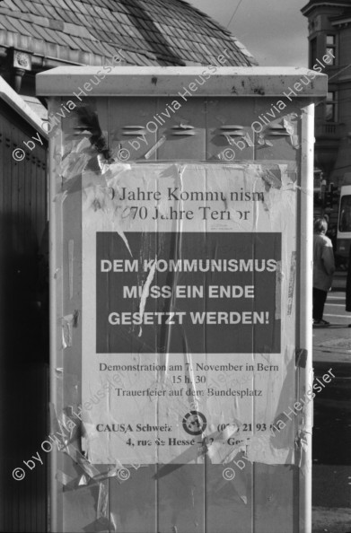 Image of sheet 19880030 photo 9: Mein Plakat im Photoforum hängt draussen und wird betrachtet. Exposition steht am Geländer zur Galerie. Anti komunistisches Plakat in Zürich. Drop In Zürich Hottingen. Wäsche am Hottinger Platz. Hund von Frau in Bus. Percy, mein Vater an Holzgant in Fällandener Fällanden Wald. Mit Bürger von dort. Holzbeige. Die Männer sprechen über Preise und Qualität. 1988 Zürich holz wood