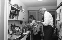Image of sheet 19880050 photo 2: Ruth Heussler Guggenheim und Erwin Keller (gest. 2012), Architekt und Gewerbeschullehrer, kochen an der Hegibachstrasse, Zürich 1988.