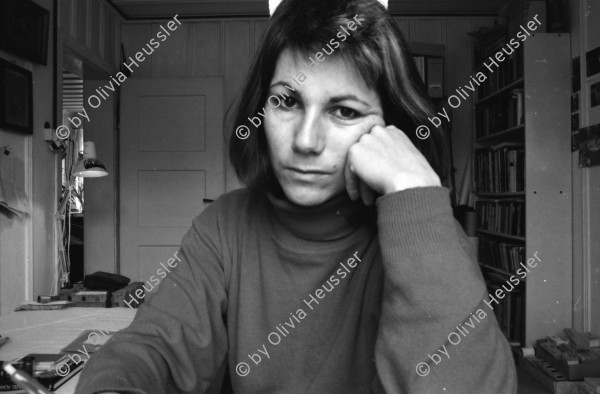 Image of sheet 19880050 photo 24: Selfportrait Olivia Heussler für ZHDK, Zürich 1988.
Selfie Selbstporträt Erismannhof