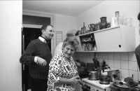 Image of sheet 19880050 photo 4: Bei Ruth Heussler Guggenheim wird Weihnachten gefeiert mit Berthold Rotschild Paul Parin, Erwin Keller (gest. 2012), Architekt und Gewerbeschullehrer steht in der Küche mit Ruth. Im Volkshaus Veranstaltung Frauen in der Zwischenkriegszeit.Alles anders vieles gleich. Portrait Olivia für Kunschti. Ruth und Olivia mit Portrait von Alis Guggenheim. Olivia beim Bibeli Mitesser ausdrücken. Selbstportrait für Schule f. Gestaltung Fotofachklasse. ZHDK Zürich Schweiz Switzerland Art painting 1988 Zürich
Ernst Georg Heussler