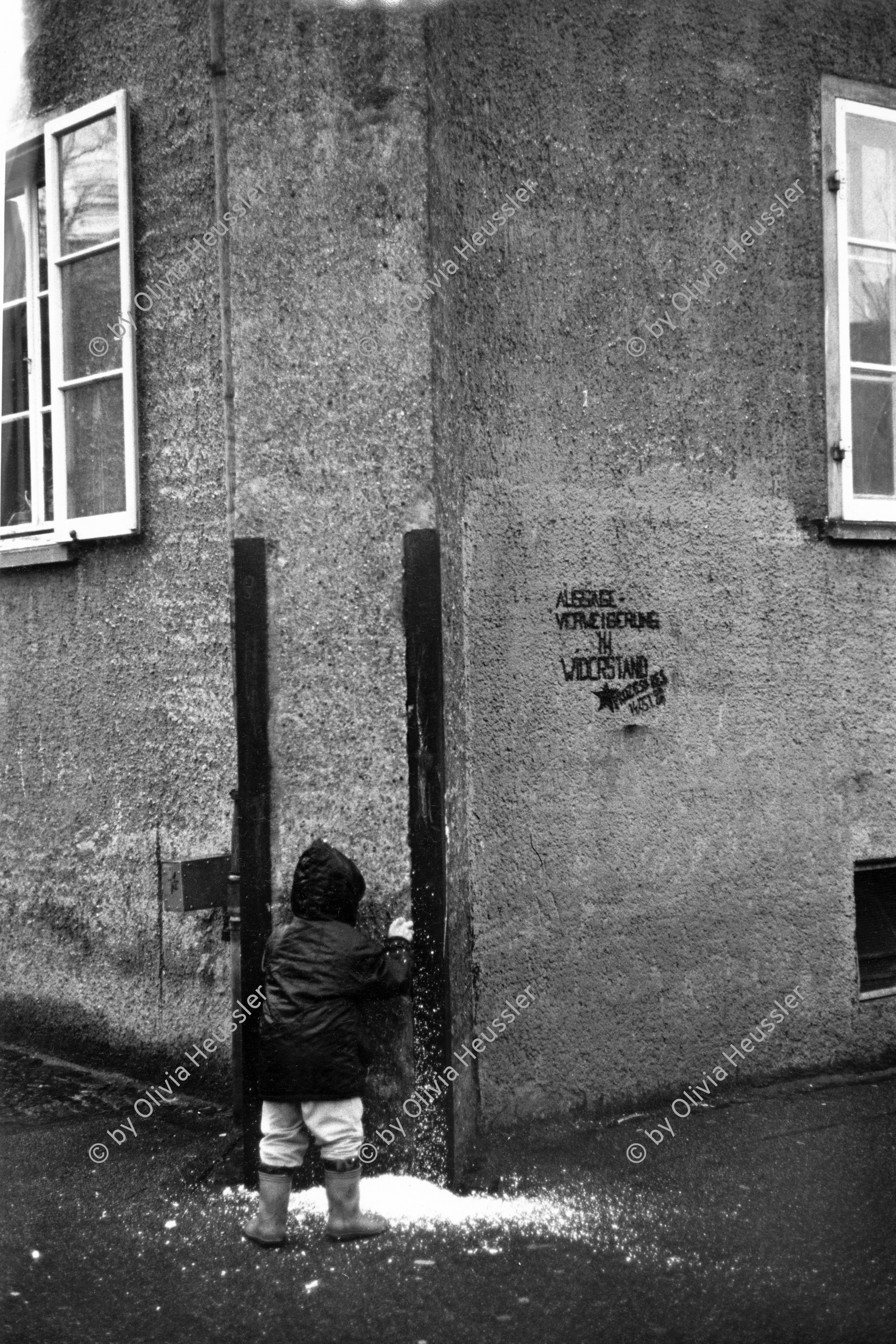 Image of sheet 19880080 photo 10: © 1988, olivia heussler /www.clic.li
Kleiner Junge Stefano macht künstlichen Schnee mit Styropor im Erismannhof. √ Zürich 1988 Schweiz Switzerland Kunstgewerbeschule art Photography kid child Graffiti 
Aussage Verweigerung Widerstand