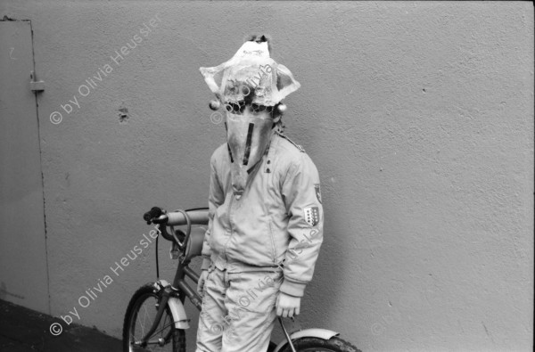 Image of sheet 19880080 photo 19: Kleiner Junge Stefano macht künstlichen Schnee mit Styropor im Erismannhof. Junge mit Maske. Auftrag Züri Tip in Farbe mit Margrit Brunner. Selbstportrait für Photofachklasse. ZHDK Fotofachklasse Zürich 1988 Schweiz Switzerland Kunstgewerbeschule art Photography kid child Graffiti 
Aussage Verweigerung Widerstand