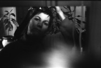 Image of sheet 19880080 photo 36: Kleiner Junge Stefano macht künstlichen Schnee mit Styropor im Erismannhof. Junge mit Maske. Auftrag Züri Tip in Farbe mit Margrit Brunner. Selbstportrait für Photofachklasse. ZHDK Fotofachklasse Zürich 1988 Schweiz Switzerland Kunstgewerbeschule art Photography kid child Graffiti 
Aussage Verweigerung Widerstand