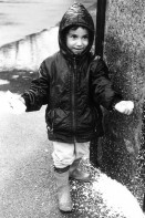 Image of sheet 19880080 photo 6: Kleiner Junge Stefano macht künstlichen Schnee mit Styropor im städtische Siedlung Erismannhof.  Zürich 1988 Schweiz Switzerland  √ Kreis vier 4 Aussersihl kids kind child boy winter time artificial snow