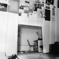 Image of sheet 19880090 photo 5: Gian Franco Legler Basket Chair Stuhl Stühle. Korb ratan Wohnen Atelier Spiegel Zimmer Zürich 1988 √ Schweiz swiss Switzerland 
 6 x 6 mit Hasselblad
Percy Heussler Wohnhilfe Wohndesign Wechselrahmen Holztäfer Plakat Poster 
Im Bestand der Fotostiftung Schweiz 24 x 30 cm Baryt Vintage 1993.321 B.0226 MF signiert