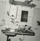 Image of sheet 19880091 photo 17: Erismannhof Abwaschtrog Spühle Küche Durchlauferhitzer Wasser Utensilien Labor fotografie Photography work Arbeitsplatz Spühle Gas Francke Küche Kochtopf täpfe Dampfkochtopf duro matic Dunkelkammer Fotolabor Filmentwicklung Arbeitsplatz Olivia Negative MF s/w
19880091 16 
Im Bestand der Fotostiftung Schweiz 24 x 30 cm Baryt Vintage 1993.324 B.0226 MF signiert