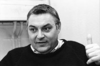 Image of sheet 19880111 photo 18: Portrait mit Mathias Gnädinger für SI mit Monika Oettli. Im ehemaligen Depot Tiefenbrunnen. Schuld und Sühne von Dostojevski, von der Schaubühne gespielt.
Mathias Gnädinger, famous Swiss actor. He sits under the portrait of veteran actor Michel Simon, wich is his model. 1988 Zürich Schweiz Theater 
für SI Ringier