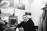 Image of sheet 19880111 photo 19: Portrait mit Mathias Gnädinger für SI mit Monika Oettli. Im ehemaligen Depot Tiefenbrunnen. Schuld und Sühne von Dostojevski, von der Schaubühne gespielt.
Mathias Gnädinger, famous Swiss actor. He sits under the portrait of veteran actor Michel Simon, wich is his model. 1988 Zürich Schweiz Theater 
für SI Ringier