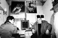 Image of sheet 19880111 photo 9: Portrait mit Mathias Gnädinger für SI mit Monika Oettli. Im ehemaligen Depot Tiefenbrunnen. Schuld und Sühne von Dostojevski, von der Schaubühne gespielt.
Mathias Gnädinger, famous Swiss actor. He sits under the portrait of veteran actor Michel Simon, wich is his model. 1988 Zürich Schweiz Theater 
für SI Ringier schweiz Switzerland actor theater cinema film swiss   √