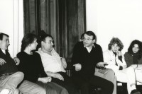 Image of sheet 19880130 photo 3: Schaubühne zu Gast an der Schauspielakademie
Mathias Gnädinger (* 25. März 1941 in Ramsen, Kanton Schaffhausen, Schweiz) ist ein Schweizer Schauspieler und Synchronsprecher. Er lebt in Stein am Rhein.
(3.v.l.) nr.3

Portrait Monika Öttli Oettli, Pierre André Schmitt, Catherine Duttweiler. Bei Ringier und Jutta Lampe Nr. 7
Zürich 1988 √