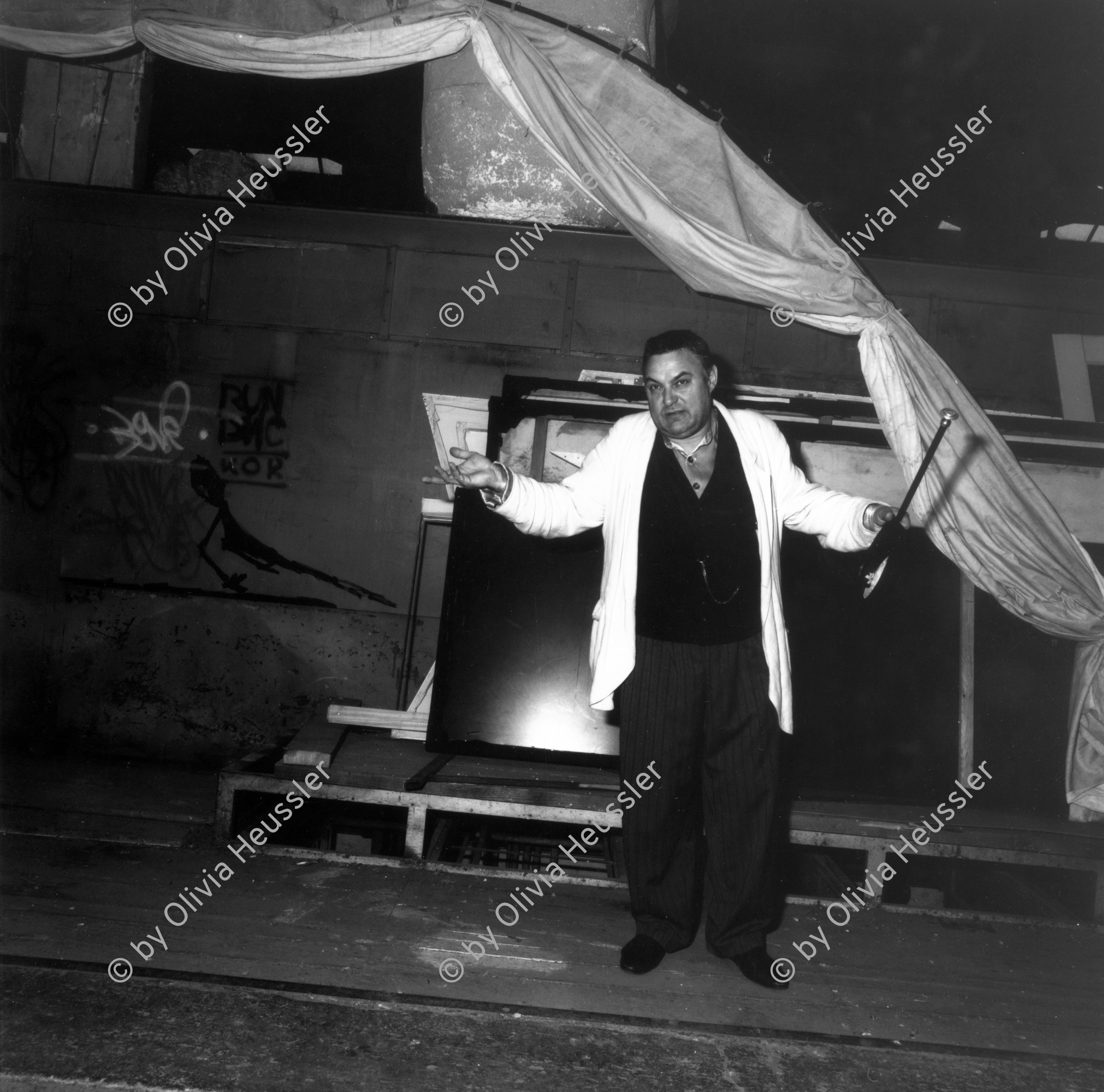 Image of sheet 19880140 photo 17: frtsg. 880130  Schauspieler swiss actor cinema film portrait Schweizer Schweiz Switzerland artist
Mathias Gnädinger (* 25. März 1941 in Ramsen, Kanton Schaffhausen, Schweiz) ist ein Schweizer Schauspieler und Synchronsprecher. Er lebt in Stein am Rhein.
im Theater Depot Tiefenbrunnen. Schuld und Sühne mit der Schaubühne aus Berlin. Portrait. Er ist in Kostüm. 6 x 6 Hasselblad Zürich 1988 √
