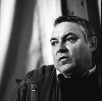 Image of sheet 19880141 photo 14: frtsg. 880140 Portrait Mathias Gnädinger im Depot Tiefenbrunnen. Mit der Schaubühne aus Berlin Schuld und Sühne von Dostojevski. Er ist nicht im Kostüm und ich stelle ihn. 6 x 6 Hasselblad
Mathias Gnädinger, famous Swiss actor. He sits under the portrait of veteran actor Michel Simon, wich is his model. 1988 Zürich Schweiz Switzerland