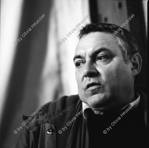 Image of sheet 19880141 photo 14: frtsg. 880140 Portrait Mathias Gnädinger im Depot Tiefenbrunnen. Mit der Schaubühne aus Berlin Schuld und Sühne von Dostojevski. Er ist nicht im Kostüm und ich stelle ihn. 6 x 6 Hasselblad
Mathias Gnädinger, famous Swiss actor. He sits under the portrait of veteran actor Michel Simon, wich is his model. 1988 Zürich Schweiz Switzerland