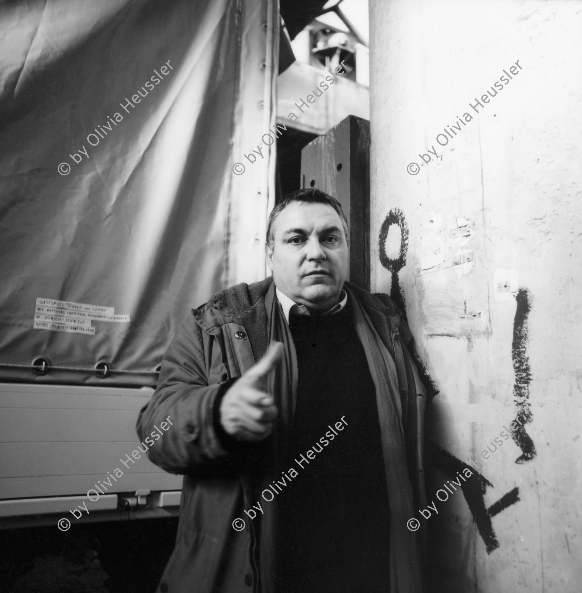 Image of sheet 19880141 photo 17: Der Schweizer Filmschauspieler Mathias Gnädinger im Tramdepot Tiefenbrunnen. Zürich Schweiz Switzerland Europe 1988 √
swiss actor cinema film portrait artist