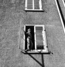 Image of sheet 19880160 photo 10: Erismannhof vor dem Umbau. Die Fenster Fassade. 6 x 6 Hasselblad Schweiz  Switzerland
1988 √
Iris heute Zoe steht im geöffneten Fenster mit Vorfenster Zürich Wohnen Housing