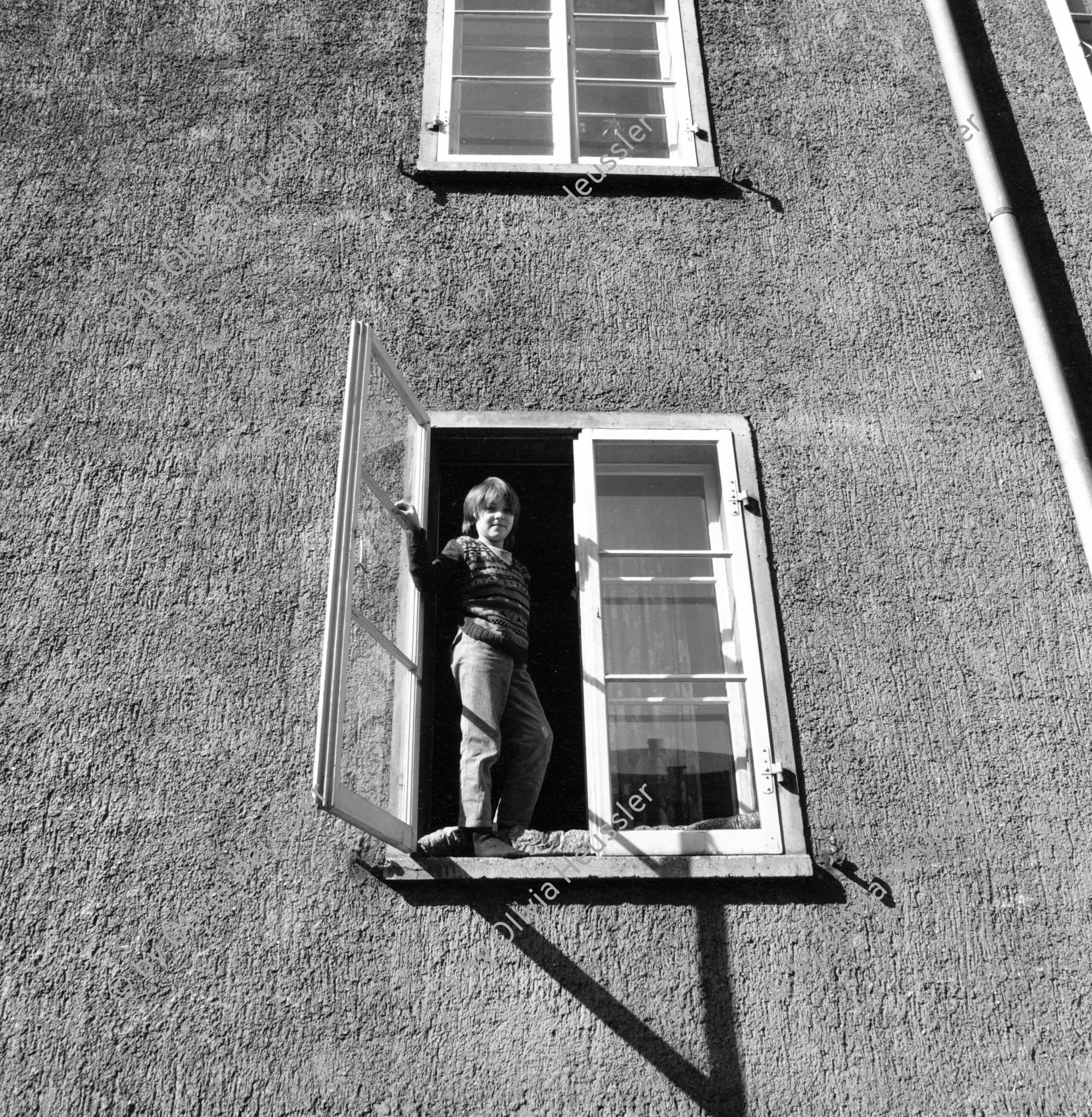 Image of sheet 19880160 photo 10: Erismannhof vor dem Umbau. Die Fenster Fassade. 6 x 6 Hasselblad Schweiz  Switzerland
1988 √
Iris heute Zoe steht im geöffneten Fenster mit Vorfenster Zürich Wohnen Housing