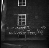 Image of sheet 19880160 photo 14: Hallo Margrit.... Graffiti in der städtischen Wohnsiedlung Erismannhof, Zürich 1988. Hasselblad Schweiz  Switzerland Wohnen Housing