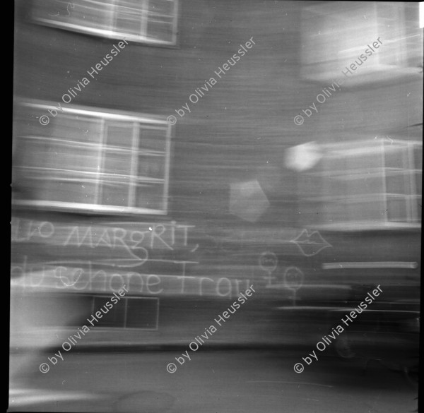 Image of sheet 19880160 photo 16: Hauseingänge im Erismannhof mit Skulptur von Carlo Hebeisen. Mein Schatten und der Hof vor dem Umbau. Die Fenster Fassade. 6 x 6 Hasselblad Schweiz  Switzerland
1988 
Iris heute Zoe steht im geöffneten Fenster mit Vorfenster Zürich Wohnen Housing