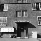 Image of sheet 19880160 photo 3: Hauseingang im Erismannhof mit Skulptur von Carlo Hebeisen. Hof vor dem Umbau. Die Fenster Fassade. 6 x 6 Hasselblad Schweiz  Switzerland
1988 √ Fenster mit Vorfenster Zürich Wohnen Housing Briefkästen Post Milchkasten PTT