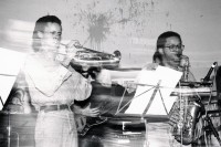Image of sheet 19880170 photo 16: Konzert Ziegel au Lac Rote Fabrik Tsischtigsmusig mit Dani Graf (gest. ) Sohn von Rosmarie  Graf Heussler (ex-frau von percy) als Trompetist mit der Gruppe Headphones. Zürich Konzert Jazz 1988