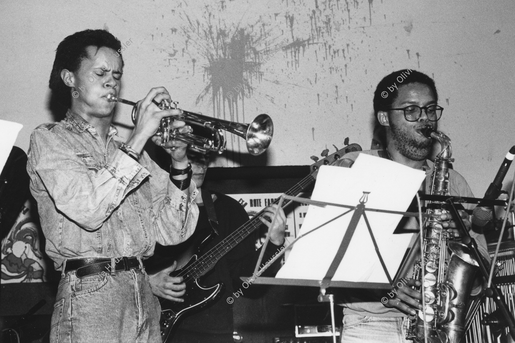 Image of sheet 19880170 photo 17: Konzert Ziegel oh Lac Rote Fabrik Tsischtigsmusig mit Dani Graf (gest. ), Zürich 1988.
Sohn von Rosmarie  Graf Heussler als Trompetist mit der Gruppe Headphones. Zürich Konzert Jazz