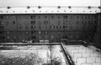 Image of sheet 19880180 photo 10: Winterszenen in der städtischen Siedlung Erismannhof, Zürich 1988.