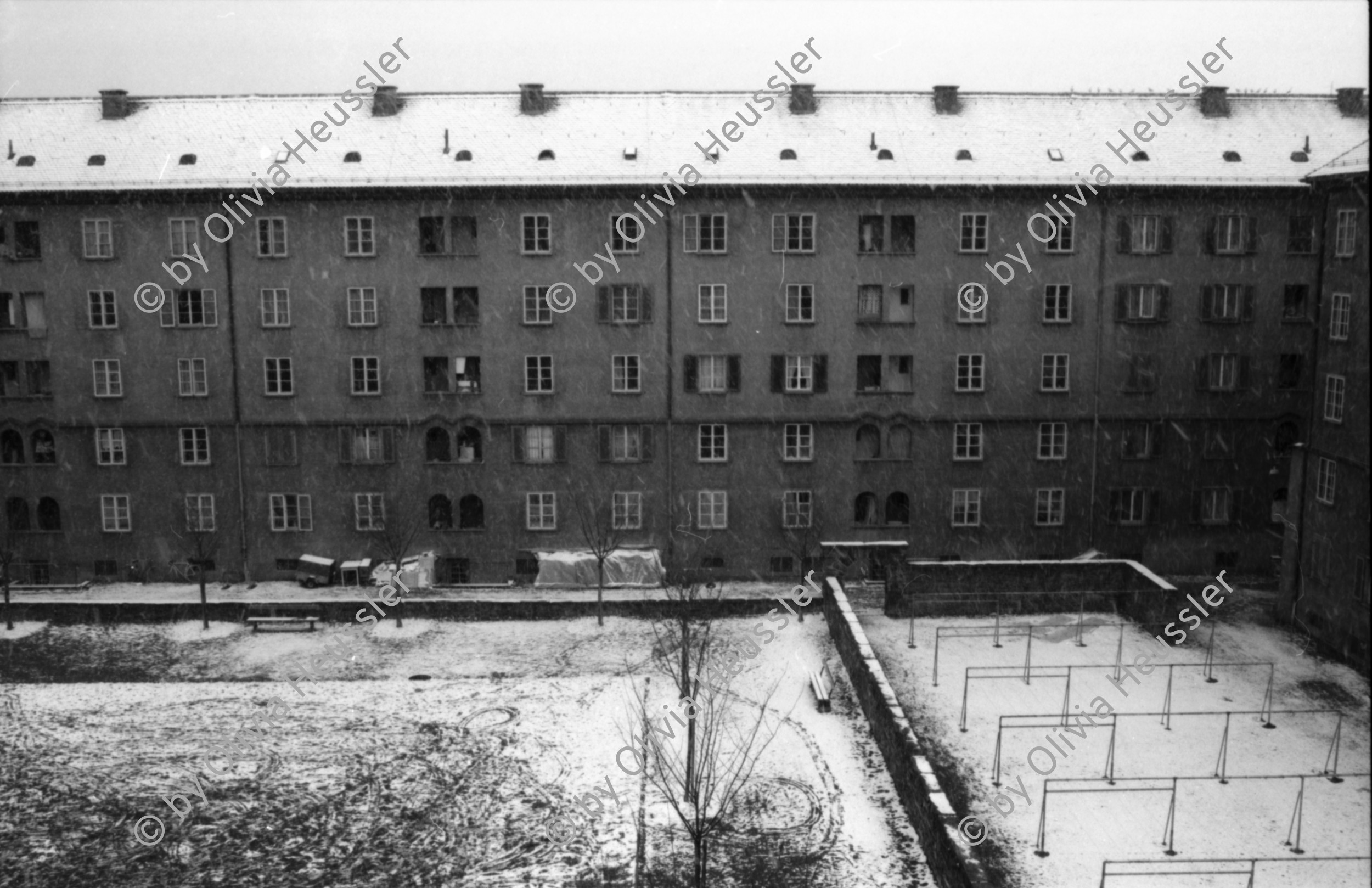 Image of sheet 19880180 photo 10: Winterszenen in der städtischen Siedlung Erismannhof, Zürich 1988.