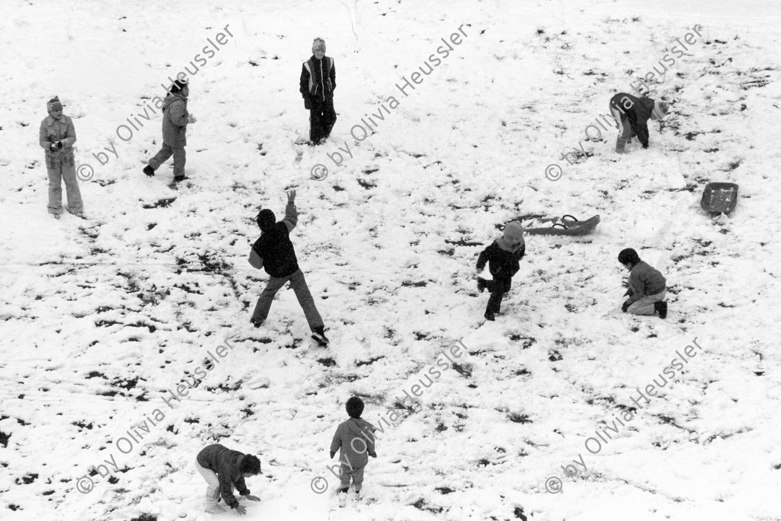 Image of sheet 19880180 photo 15: Winterszenen in der städtischen Siedlung Erismannhof.  Spuren im Schnee. Winter vor dem Umbau. Zürich 1988 √
Aussersihl Kreis vier 4
swiss Schweizer Schweiz Switzerland Europe snow tracks kids children playing Kinder spielen snow 

30 x 40 cm Fotokopie