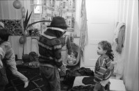 Image of sheet 19880180 photo 21: Winterszenen in der städtischen Siedlung Erismannhof. PöstlerIn verteilt die Post. Spuren im Schnee. Leere Wäscheständer und Leinen. Fabian Rumpke ist 12 jährig Geburri Steffi etc. im E'hof 10. Kind mit Gangster Hut und Pistole. Kind am Zeichnen. E'hof im Winter vor dem Umbau. Zürich 1988