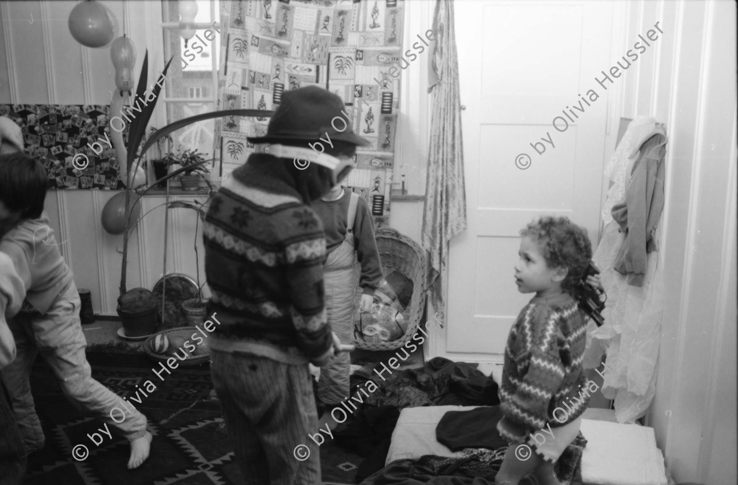 Image of sheet 19880180 photo 21: Winterszenen in der städtischen Siedlung Erismannhof. PöstlerIn verteilt die Post. Spuren im Schnee. Leere Wäscheständer und Leinen. Fabian Rumpke ist 12 jährig Geburri Steffi etc. im E'hof 10. Kind mit Gangster Hut und Pistole. Kind am Zeichnen. E'hof im Winter vor dem Umbau. Zürich 1988