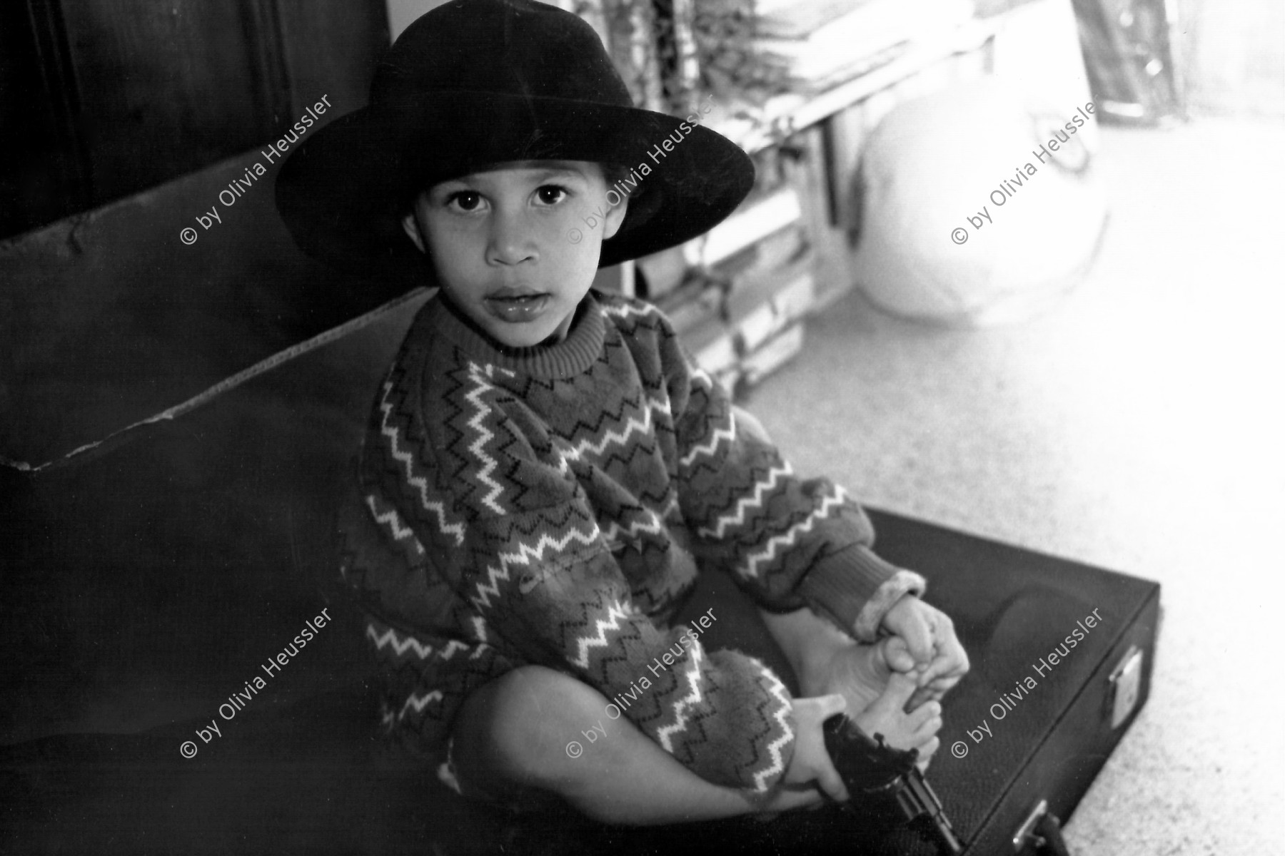 Image of sheet 19880180 photo 25: in der städtischen Siedlung Erismannhof. Kind mit Gangster Hut. Zürich 1988 √ Aussersihl Kreis vier 4 Schweiz Switzerland swiss Schweizer Europe Child Boy with hut Cowboy
© 1988, by OLIVIA HEUSSLER / www.clic.li