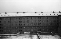 Image of sheet 19880180 photo 7: Winterszenen in der städtischen Siedlung Erismannhof, Zürich 1988.