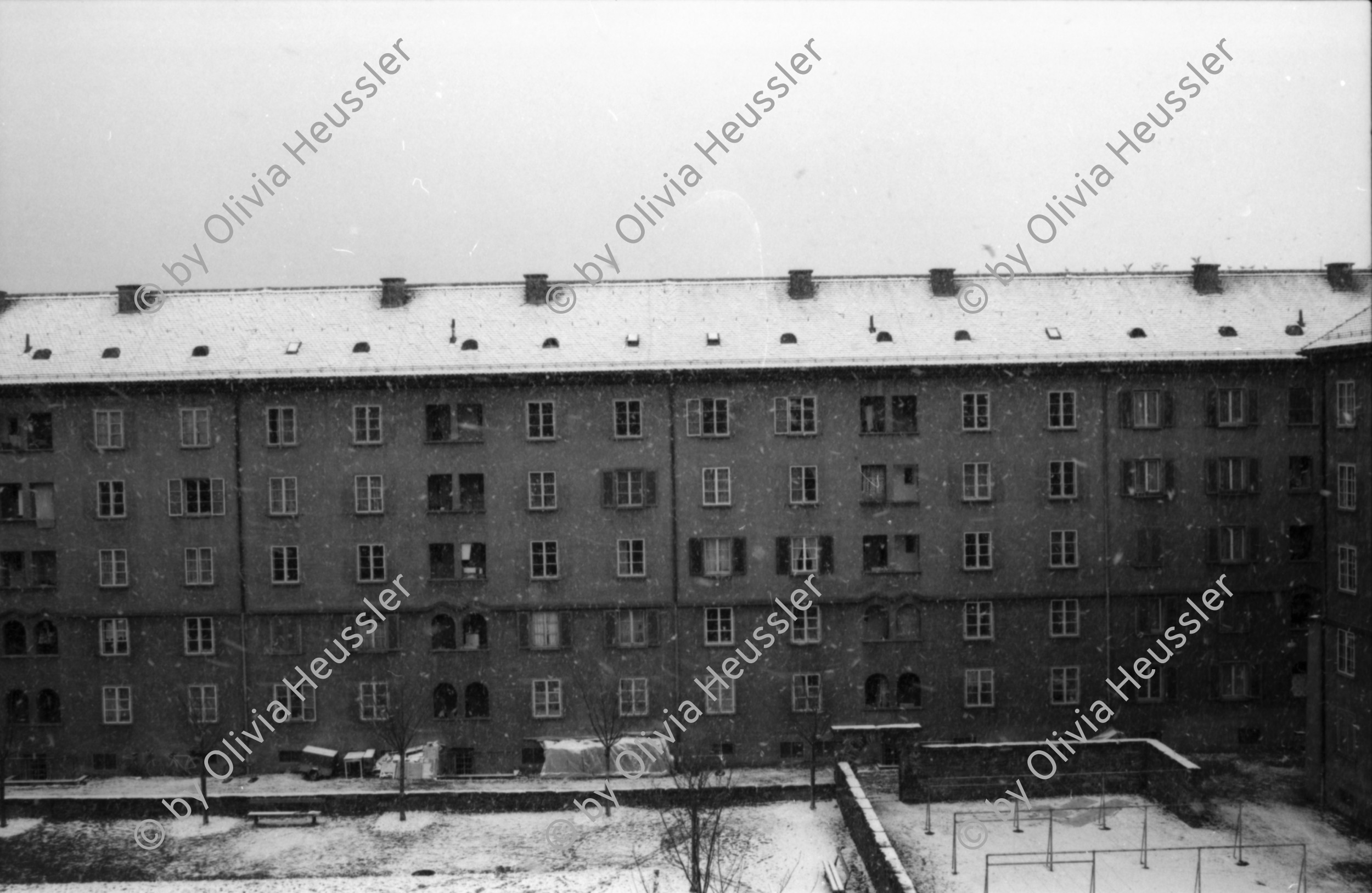Image of sheet 19880180 photo 7: Winterszenen in der städtischen Siedlung Erismannhof, Zürich 1988.