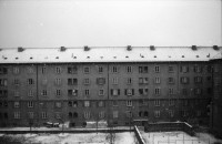 Image of sheet 19880180 photo 9: Winterszenen in der städtischen Siedlung Erismannhof, Zürich 1988.
