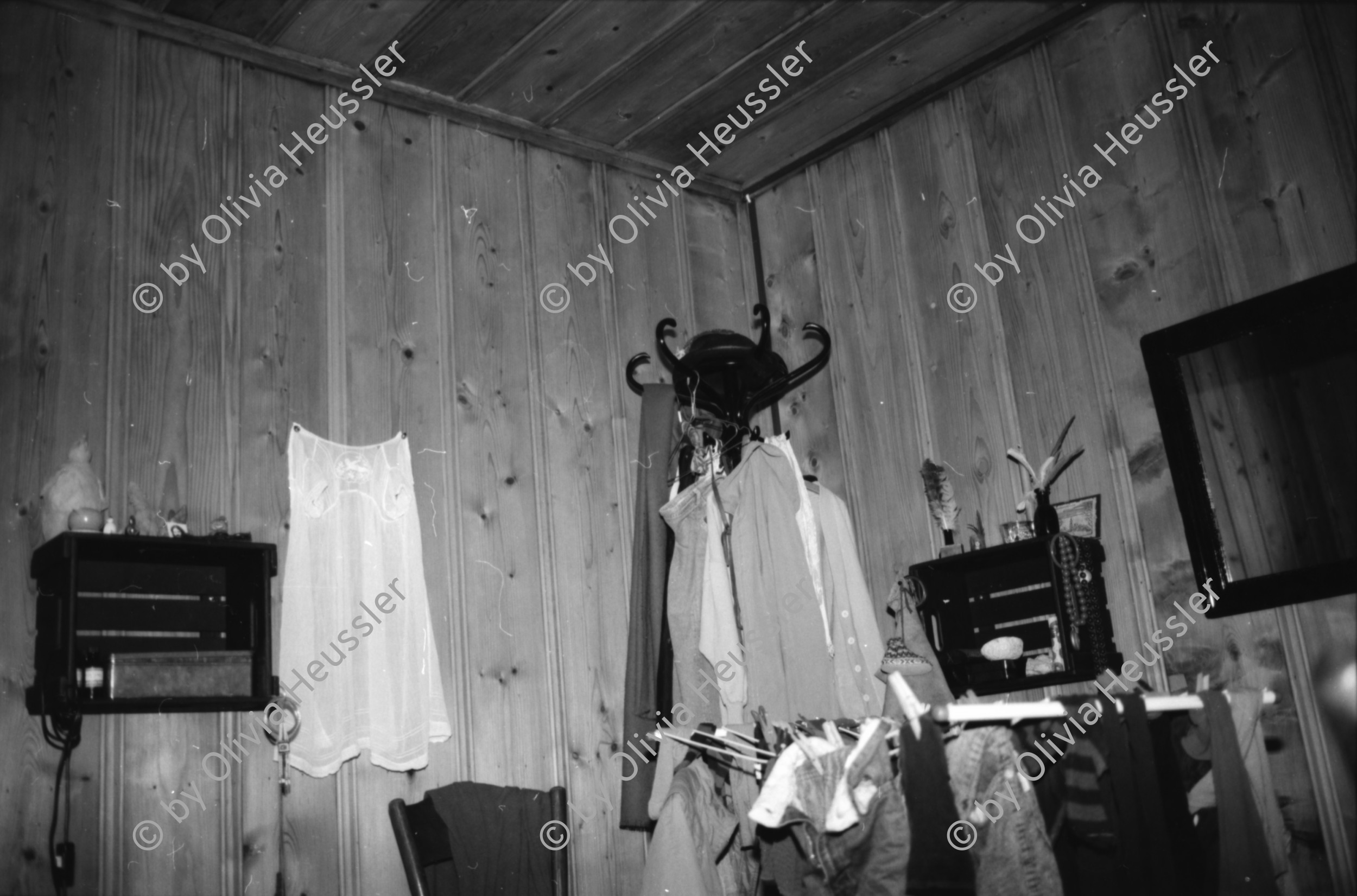 Image of sheet 19880190 photo 18: Raffi Raffael mit Schnufi Sohn von Angela König mit Chüngel Kaninchen. Auf seinem Hochbett. In der Küche Margrit Brunner spielt mit ihm. Wohnzimmer. Erismannhof durch verschieden  geschliffene Gläser vor dem Umbau im Winter. Alma und die kleine Kaufmann. 1988 Zürich Schweiz
Wohnen housing kids animal children boy
