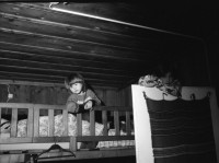 Image of sheet 19880190 photo 33: Raffi Raffael mit Schnufi Sohn von Angela König mit Chüngel Kaninchen. Auf seinem Hochbett. In der Küche Margrit Brunner spielt mit ihm. Wohnzimmer. Erismannhof durch verschieden  geschliffene Gläser vor dem Umbau im Winter. Alma und die kleine Kaufmann. 1988 Zürich Schweiz
Wohnen housing kids animal children boy