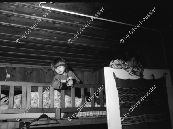 Image of sheet 19880190 photo 33: Raffi Raffael mit Schnufi Sohn von Angela König mit Chüngel Kaninchen. Auf seinem Hochbett. In der Küche Margrit Brunner spielt mit ihm. Wohnzimmer. Erismannhof durch verschieden  geschliffene Gläser vor dem Umbau im Winter. Alma und die kleine Kaufmann. 1988 Zürich Schweiz
Wohnen housing kids animal children boy