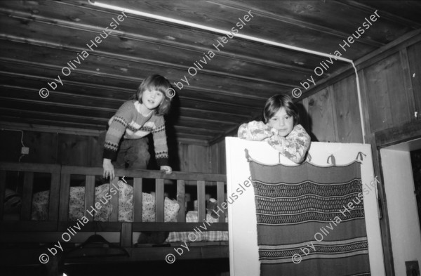 Image of sheet 19880190 photo 34: Raffi Raffael mit Schnufi Sohn von Angela König mit Chüngel Kaninchen. Auf seinem Hochbett. In der Küche Margrit Brunner spielt mit ihm. Wohnzimmer. Erismannhof durch verschieden  geschliffene Gläser vor dem Umbau im Winter. Alma und die kleine Kaufmann. 1988 Zürich Schweiz
Wohnen housing kids animal children boy