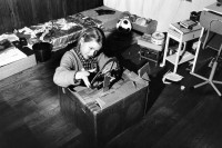Image of sheet 19880200 photo 2: Jessica Jessie Tochter von Rosine Courtin und Bob Robert Andreas Fischer im Erismannhof beim spielen. 9  jährig  spielen mit Kartonauto und Kleinkino selbstgebastelt. für Züri Tip. mit Margrit Brunner. Zürich 1988 √ Aussersihl Kreis 4 vier Schweiz Switzerland Europe swiss kid girl Mädchen playing with carton