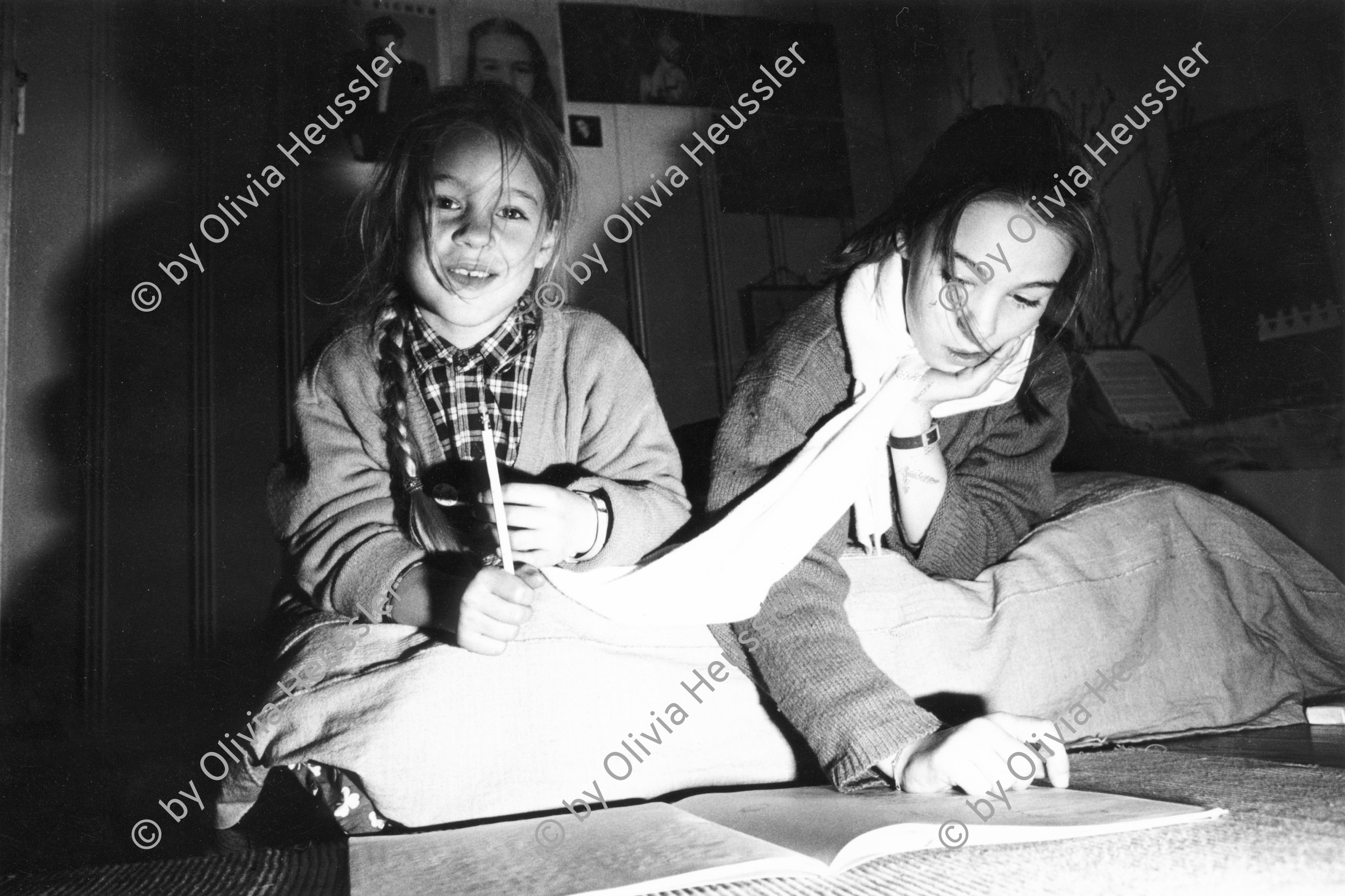 Image of sheet 19880200 photo 32: Jessica Jessie und Alexandra Alejandra Töchter von Rosine Courtin und Bob Robert Andreas Fischer im Erismannhof beim Spielen. 9 und 12 jährig 1988 √ Aussersihl Kreis 4 vier Schweiz Switzerland Europe swiss Girl playing study Mädchen lernen am Boden on the floor