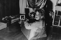 Image of sheet 19880200 photo 6: Jessica Jessie Tochter von Rosine Courtin und Bob Robert Andreas Fischer im Erismannhof beim spielen. 9 jährig spielen mit Kartonauto und Kleinkino selbstgebastelt. für Züri Tip. mit Margrit Brunner. Zürich 1988 √ Aussersihl Kreis 4 vier Schweiz Switzerland Europe swiss kid girl Mädchen playing with carton