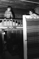 Image of sheet 19880210 photo 1: rtsg. 880190 Städtische Wohnsiedlung Erismannhof Hochbettkultur. Sohn und Tochter von Hänsel. Mischi und Lea Schaltenbrand (1o jährig) Ein Sofa steht im Schnee. Die Form eines Hundes wird aus dem Schnee gezeichnet. Fussspuren im Schnee.
Jessica und Alexandra Fischer machen Home Kino mit Kartonschachteln. Zürich 1988